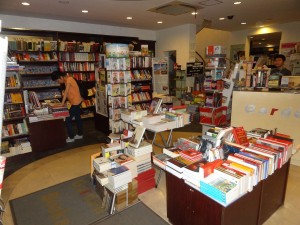 Garden Books är Shanghais bästa/enda bokhandel för utländska böcker. Vår Shanghaibok ligger strategiskt i mitten på del lilla bordet till vänster.