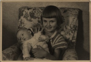 Torsten and Mary hade two daughters. elder sister karin (now living in canada) holds younger sister Betty (today living in Switzerland/France). Photo from around 1940.